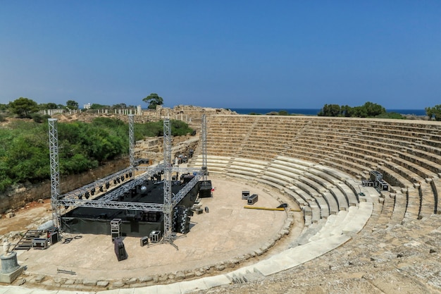 Modern podium en uitrusting bij oude ruïnes van Amfitheater in Salamis Noord-Cyprus