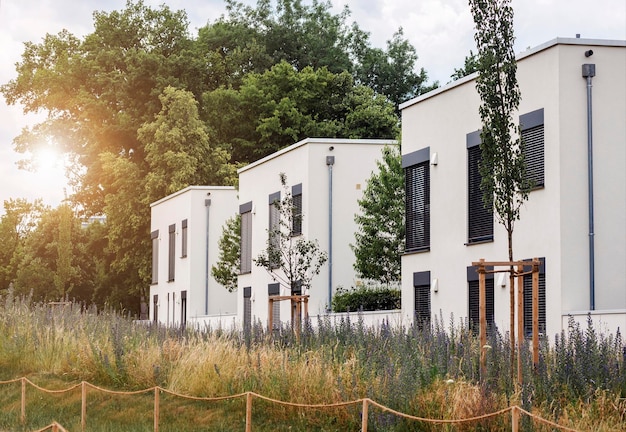 Foto edificio residenziale moderno con design paesaggistico edifici alti e moderni di colore bianco