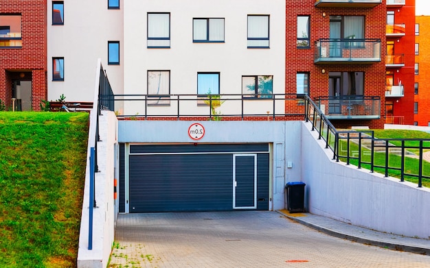 Architettura moderna dell'edificio residenziale di appartamenti con garage. concetto di parcheggio in casa.