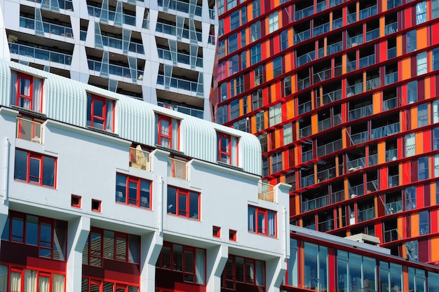 窓とバルコニーロッテルダムのあるモダンな住宅のファサード