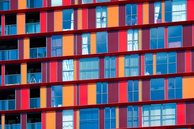 Facciata di edificio residenziale moderno con finestre e balconi rotterdam