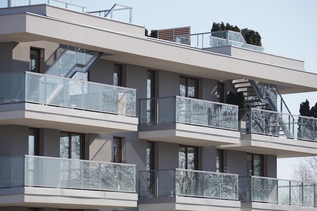 Современное жилое здание с балконами в солнечный день Концепция недвижимости и жилищных вопросов