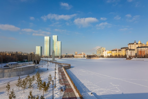 Foto edifici residenziali moderni in una soleggiata giornata invernale nursultan astana kazakhstan