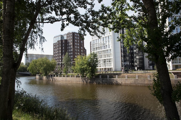 Foto moderno complesso residenziale sulla riva del fiume