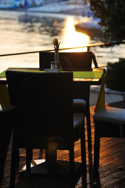 現代的なレストランのテーブル 屋外で海で