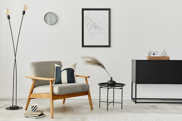 Modern retro concept van interieur met design grijze fauteuil, salontafel, commode, planten, mock-up posterkaart, tapijt en persoonlijke accessoires. Stijlvol huisdecor van woonkamer.