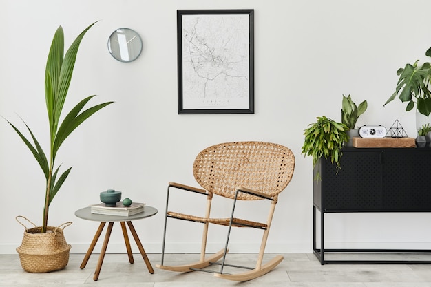 Modern retro concept van interieur met design rotan fauteuil, salontafel, commode, planten, mock-up posterkaart, decoratie en persoonlijke accessoires. stijlvol huisdecor van woonkamer.