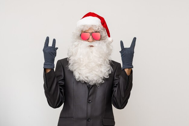 Foto babbo natale moderno con occhiali da sole, babbo natale cool in completo