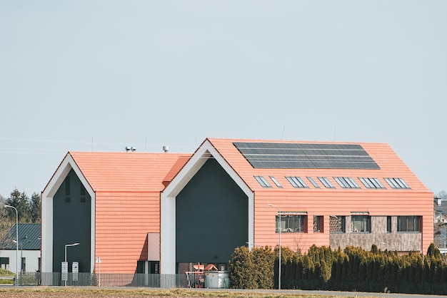 Modern schuurhuis met een stijlvol exterieur en gevel Concept van een ecovriendelijk huis Scandinavische stijl Schuurhuis in het bos