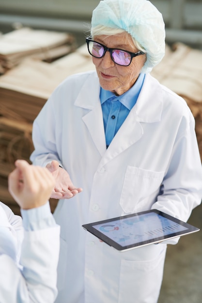 Foto lavoratore senior moderno alla fabbrica