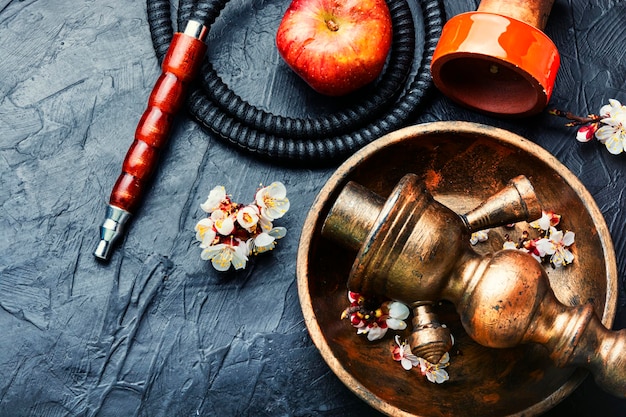 사과 맛 있는 담배에 현대 물담배.Apple shisha.담배 흡연