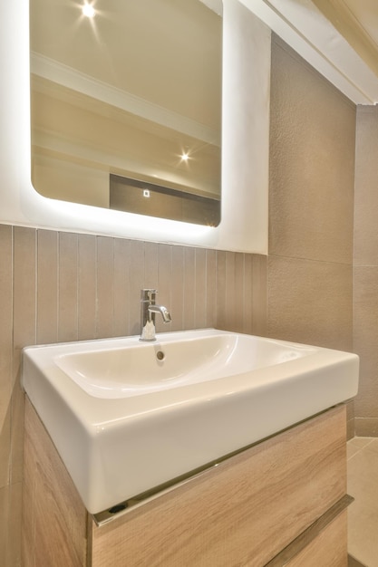 아파트 욕실의 현대적인 샤워실