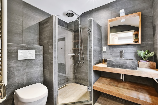 밝은 욕실에 현대적인 샤워 실