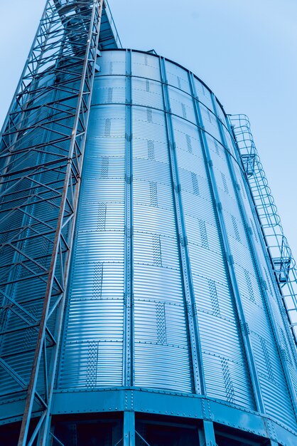 Silos moderni per la conservazione del raccolto di grano.