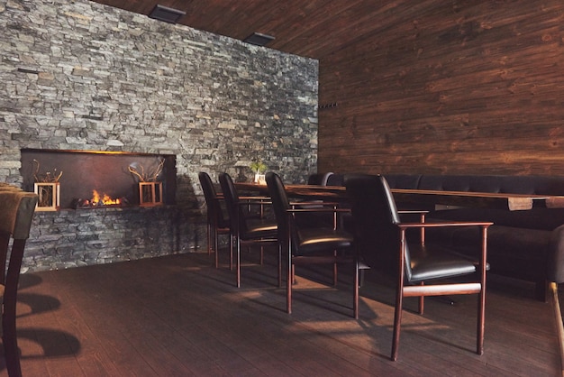 Современный и простой интерьер кафе с деревянной классической мебелью