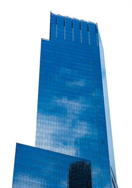 白で隔離される近代的な高層ビル