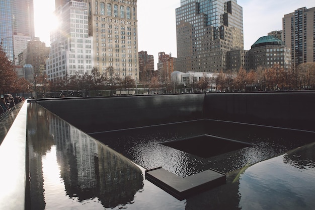 Foto moderni grattacieli e monumento al 9 11 contro il cielo