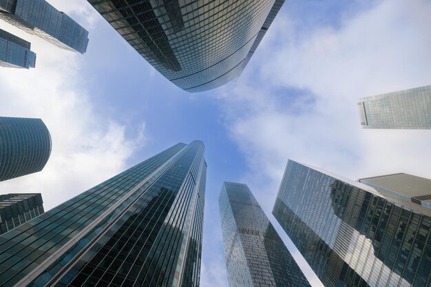 Photo modern skyscrapers in closeup with a wide angle with clouds in the business center of moscow city