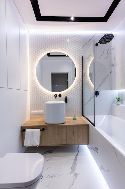 Design moderno degli interni di un piccolo bagno