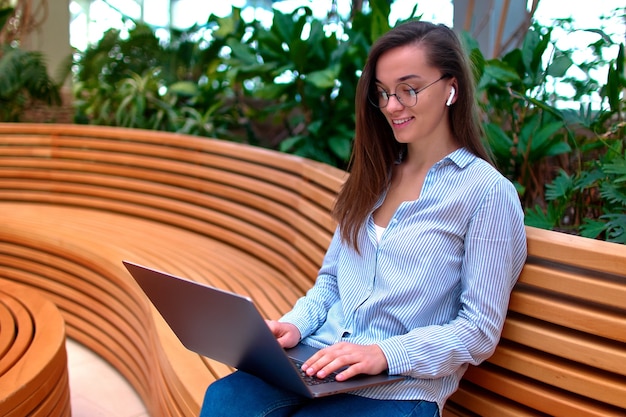 Современная умная женщина-фрилансер, удаленно работающая онлайн за компьютером