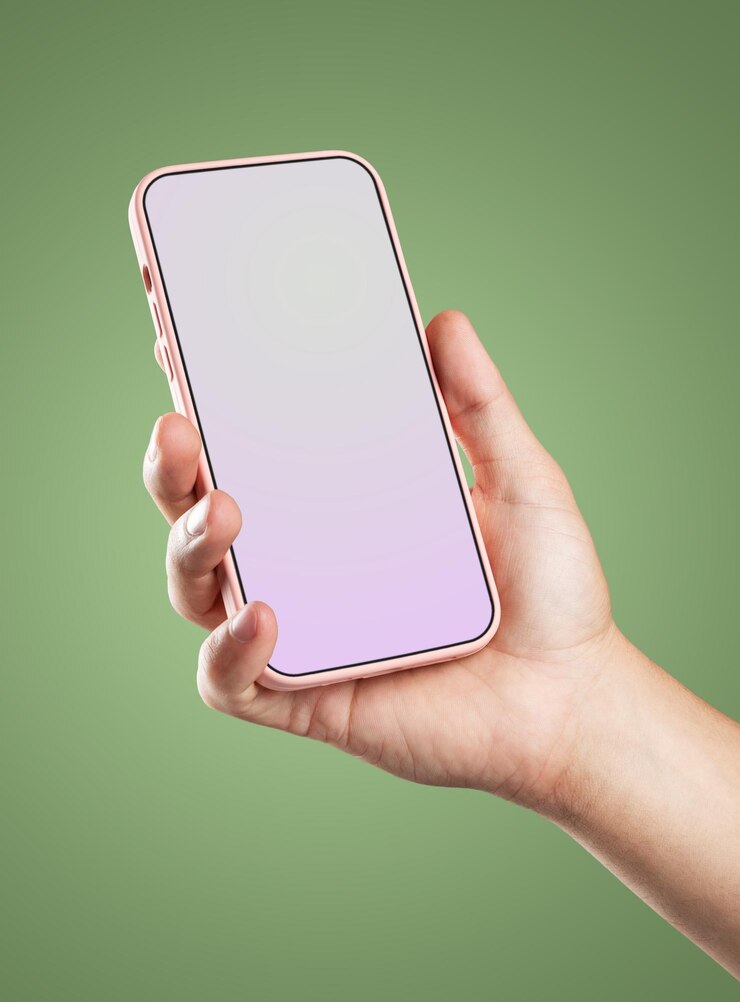 ピンクのケースに入った最新のスマートフォンと、男性の手の中の画面テンプレート。色の背景上に分離