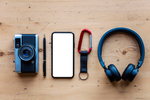 여행 상품이 있는 최신 스마트폰 빈 화면 전화 디스플레이