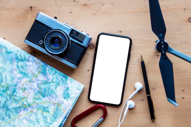 Foto smartphone moderno con articoli da viaggio display del telefono con schermo vuoto