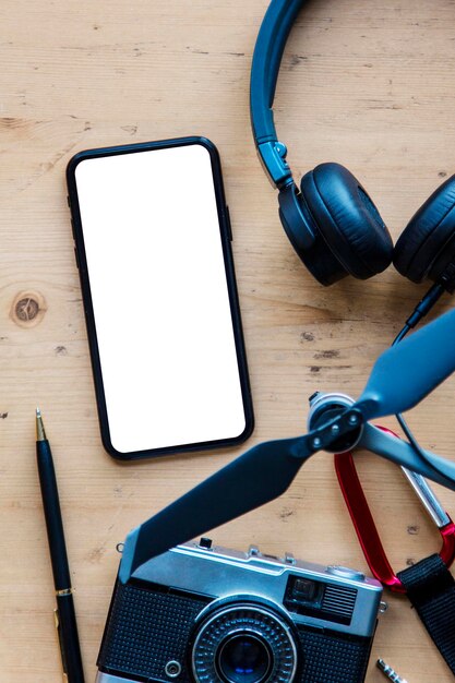旅行アイテムを備えた最新のスマートフォン空白の画面の電話ディスプレイ