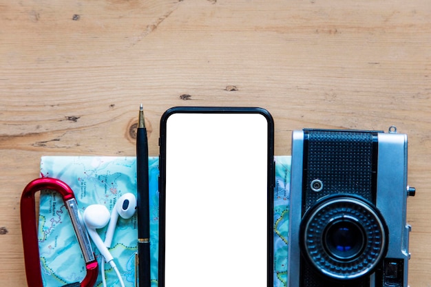 Foto smartphone moderno con articoli da viaggio display del telefono con schermo vuoto