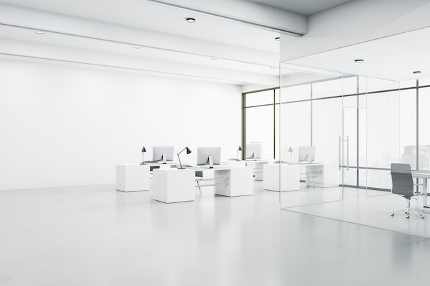 Современный просторный офисный зал с белой мебелью, глянцевым бетонным полом и стеклянной стеной, комната для встреч