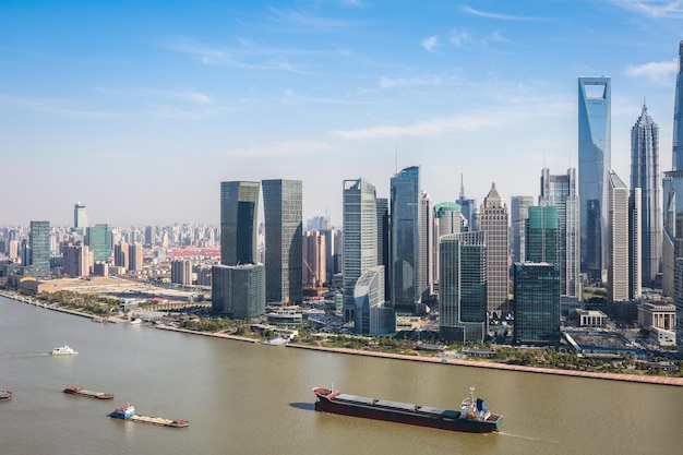 Modern stadsgebouw in shanghai met zonnige skyxA