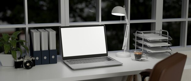 Modern stedelijk bureau met laptop mockup tafellamp binder documentlade op tafel