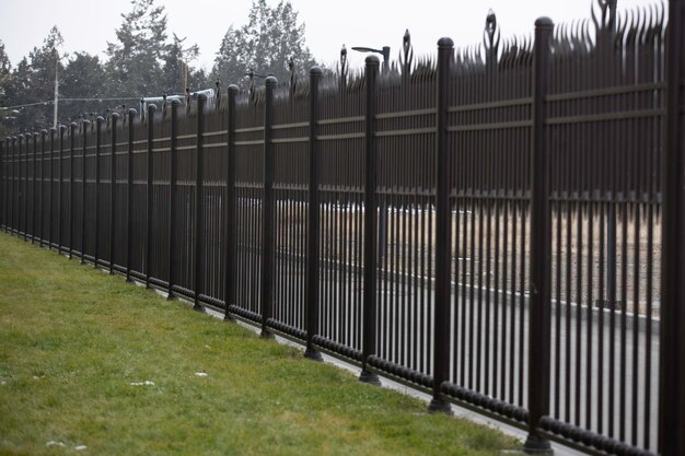 Photo modern steel fence outdoors