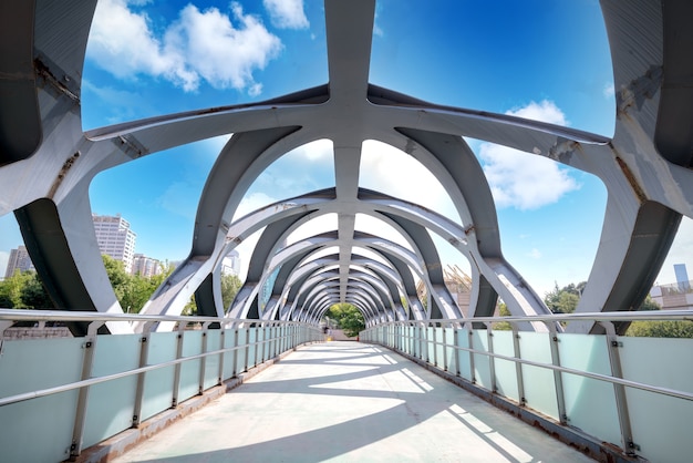 Foto moderna struttura a ponte in acciaio