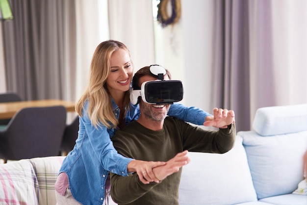 Modern stel met behulp van virtual reality-simulator in de woonkamer