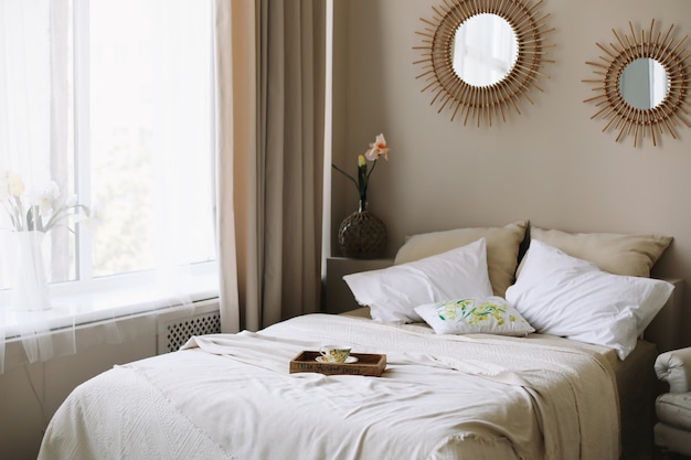 modern stijlvol interieur van een slaapkamer met bed en decoraties in Scandinavische stijl