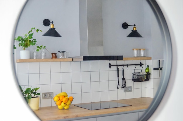 Modern stijlvol Scandinavisch keukeninterieur met keukenaccessoires. Helder witte en grijze keuken
