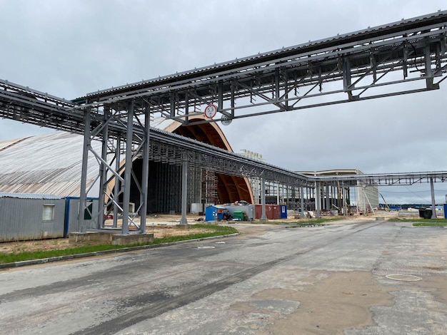Современная строительная площадка склада структурная стальная конструкция нового коммерческого здания против строительства современного завода или склада
