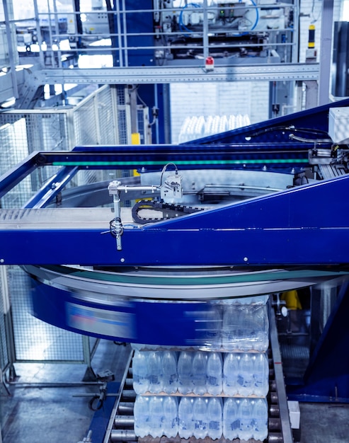 Modern strapping and transporting machine for packaging line at beverage plant