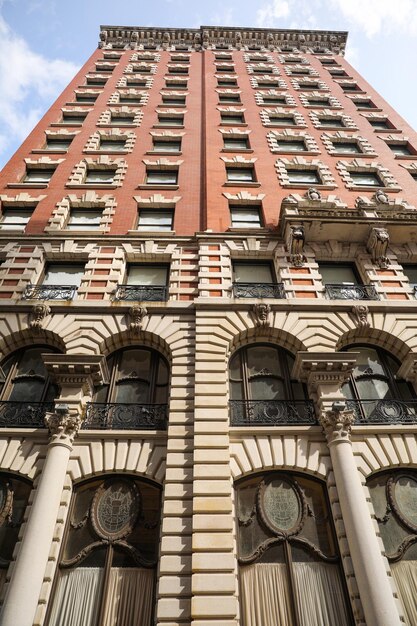 Photo modern structures with their expansive windows stand tall beside the weathered beauty of older bui