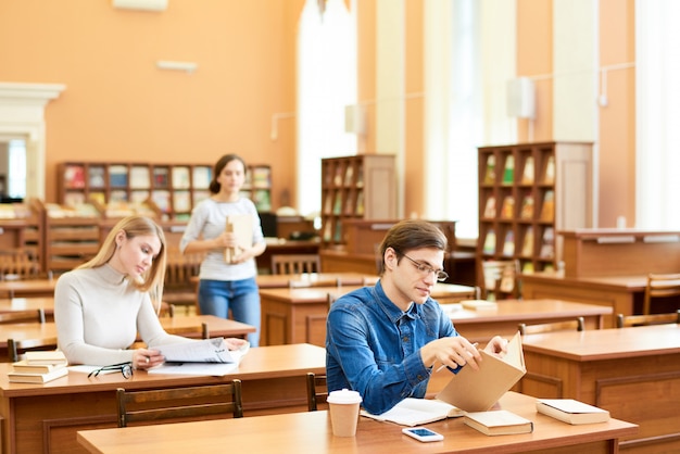 Studenti moderni che visitano la biblioteca