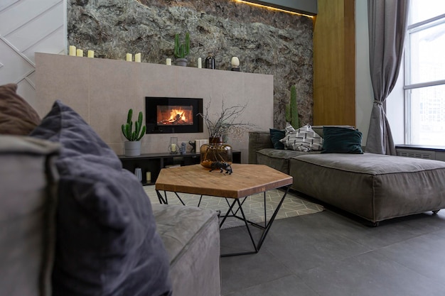 Современный интерьер студии с декоративными каменными стенами из серой каменной деревянной плитки и светодиодным освещением в дизайне комнаты