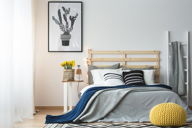 Фото Современный стиль уютной спальни с красочными постельными принадлежностями на кровати