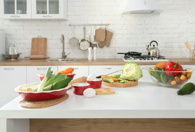 Photo modern stylish kitchen interior with vegetables and fruits on the table .