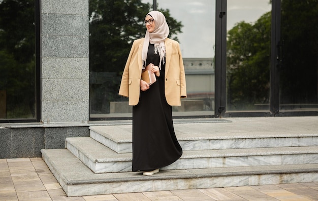 도시 거리에서 히잡을 쓴 현대적인 세련된 이슬람 여성