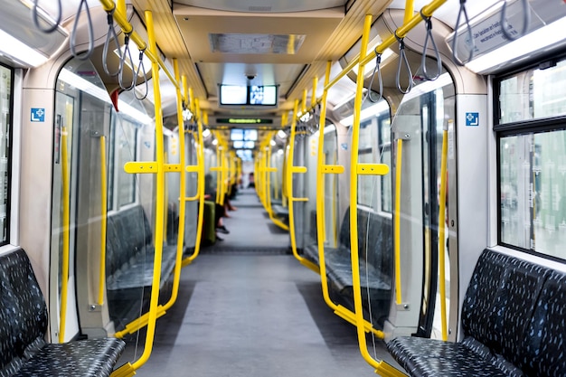 Современный интерьер вагона метро без людей