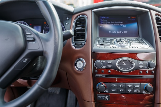 Modern SUV-interieur met lederen paneel, multimedia en dashboard