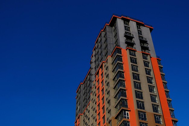 青い空を背景にモダンな高層ビル