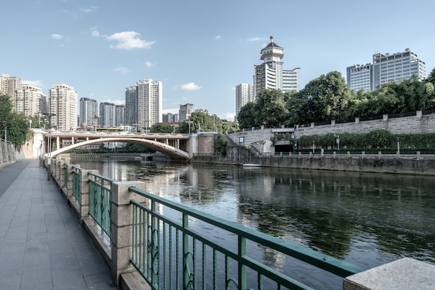 近代的な高層ビルと橋、貴陽市の風景