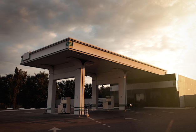 Modern tankstation buiten op zonnige dag